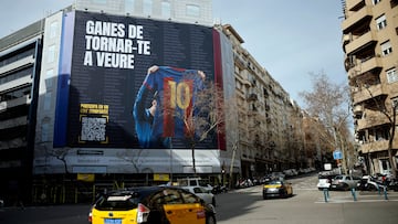 BARCELONA, 18/02/2026.- El argentino Leo Messi se ha convertido, indirectamente, en el protagonista este miércoles de la campaña electoral del Barcelona, ya que ha aparecido en una lona gigante en el centro de la ciudad con su imagen, una iniciativa auspiciada desde la precandidatura de Marc Ciria (Movimiento 42). EFE/Alberto Estévez