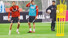 Antonio Gómez, a la derecha en la imagen, en un entrenamiento de la Selección de Polonia con Lewandowski.