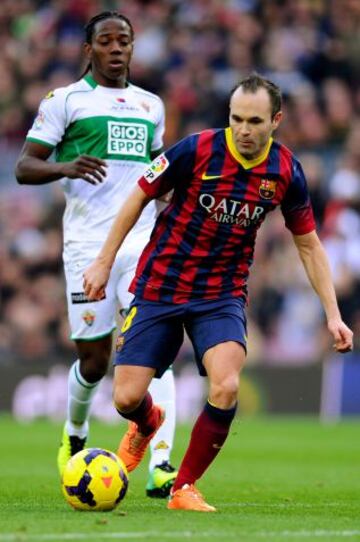 Andrés Iniesta con el balón.