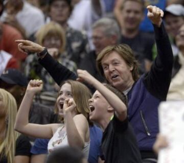 Paul McCartney baila con aficionados del Staples.