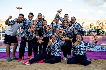 Las jugadores de Argentina celebran el oro conseguido