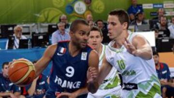 Tony Parker, la gran estrella del segundo partido de cuartos, supera en esta acci&oacute;n al esloveno Nachbar. Francia se medir&aacute; en semifinales a Espa&ntilde;a.