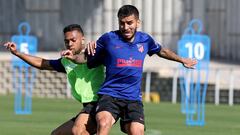 &Aacute;ngel Correa y Renan Lodi pelean por un bal&oacute;n. 