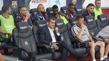 Los suplentes del FC Barcelona, junto al cuerpo t&eacute;cnico, en el encuentro ante el Huesca.