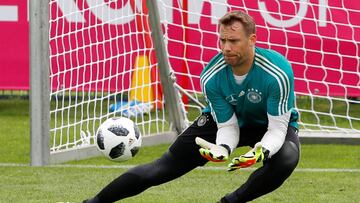 Manuel Neuer entrena con la selección alemana.