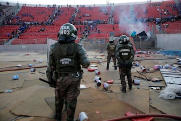 En el partido entre Universidad de Chile e Internacional de Brasil de la segunda fase de la Copa Libertadores se produjeron incidentes tanto dentro como fuera del estadio. En el minuto 83, cayeron varios proyectiles a la cancha lanzados por ultras de la 'U'. Pese al incendio en la tribuna el colegiado decidió continuar el partido. 