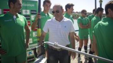 Mel, junto a sus futbolistas.