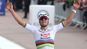 Van der Poel entra victorioso al velódromo de Roubaix.