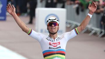 El ciclista neerlandés del Alpecin-Deceuninck Mathieu Van Der Poel celebra su victoria en la París-Roubaix 2024.