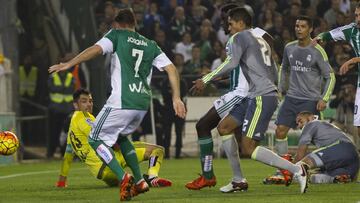 Ad&aacute;n recibe gol de Benzema. 