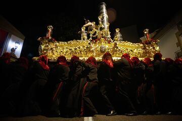 Cofrades portan el paso durante la procesión del Prendimiento, en Viveiro, Lugo. Escenifica la captura de Jesús.