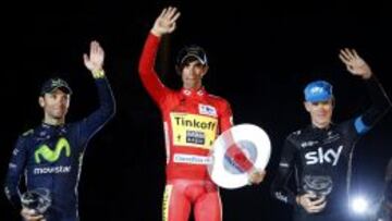 Alberto Contador, escoltado por Alejandro Valverde y Chris Froome.