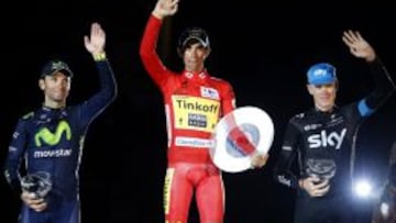 Alberto Contador, escoltado por Alejandro Valverde y Chris Froome.