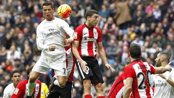 Cristiano Ronaldo y De Marcos disputan un balón durante el encuentro entre el Real Madrid y el Athletic