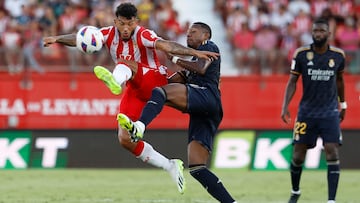 Luis Suárez pelea un balón con Alaba.