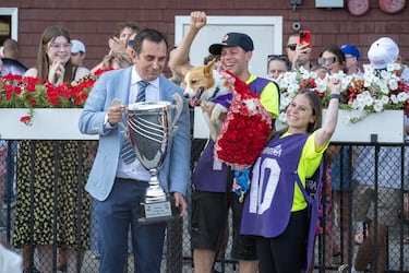 El ganador de la Copa Corgi fue el perro Sam, propiedad de Pete y Melanie Steinweis, quien recibió su trofeo de manos de Tony Allevito, director de ingresos y presidente de NYRA Bets, en el hipódromo de Saratoga, Nueva York (EE.UU.). 