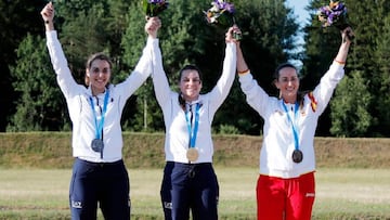 F&aacute;tima G&aacute;lvez celebra en el podio el bronce ol&iacute;mpico de tiro ol&iacute;mpico en los Juegos Europeos de Minsk.