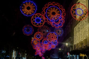 Madrid ilumina sus calles con más de 13 millones de luces LED en 240 puntos de la ciudad, destacando un árbol de 37 metros en Sol, un túnel luminoso en Gran Vía y un ángel gigante de 18 metros en Colón.