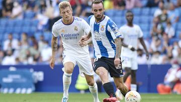 03 October 2021, Spain, Cornella de Llobregat: Real Madrid&#039;s Toni Kroos (L) and Espanyol&#039;s Sergi Darder battle for the ball during the Spanish La Liga soccer match between RCD Espanyol and Real Madrid at RCDE Stadium. Photo: Gerard Franco/DAX vi