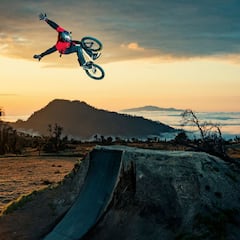 Kenneth Tencio inventa trucos de BMX a los pies de un volcán activo