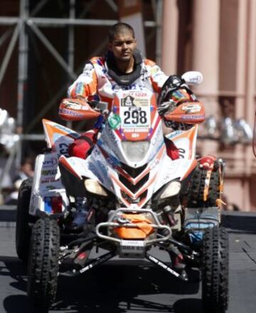 Aficionados saludan el paso de vehículos participantes en el Rally Dakar 2015.
