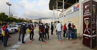 Amago del ftbol que fue, con pblico pero sin abrazos de gol