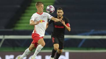 Dani Olmo se lleva el balón ante Koke en el Leizpig-Atlético de Lisboa