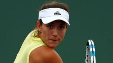 Garbine Muguruza devuelve una bola durante su partido ante Victoria Azarenka en el Open de Miami.