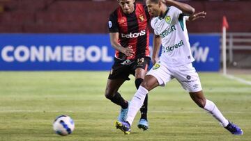 Peru's Melgar Jhonny Vidales (L) and Brazil's Cuiaba Joao Lucas vie for the ball during their Copa Sudamericana group stage football match at the UNSA Monumental stadium in Arequipa, Peru, on May 26, 2022. (Photo by Diego Ramos / AFP) (Photo by DIEGO RAMOS/AFP via Getty Images)