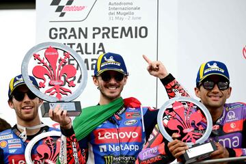 Enea Bastianini, Francesco Bagnaia y Jorge Martín celebran en el podio sus resultados en el GP de Italia.