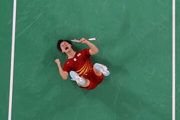 Yuta Watanabe celebra la victoria conseguida en los dobles mixtos de bádminton.