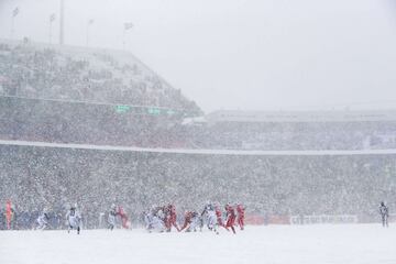 El New Era Field de Buffalo se pintó de blanco con la espectacular nevada que cayó en el juego entre los Indianapolis Colts y los Buffalo Bills. El juego terminó 13-7 en favor de los Bills. La temperatura estaba en -2 grados centígrados con vientos de 29 kilómetros por hora.