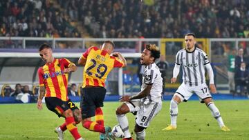 Weston McKennie (Juventus) and Alexis Blin (US Lecce) during the italian soccer Serie A match US Lecce vs Juventus FC on October 29, 2022 at the Via Del Mare stadium in Lecce, Italy (Photo by Emmanuele Mastrodonato/LiveMedia/NurPhoto via Getty Images)