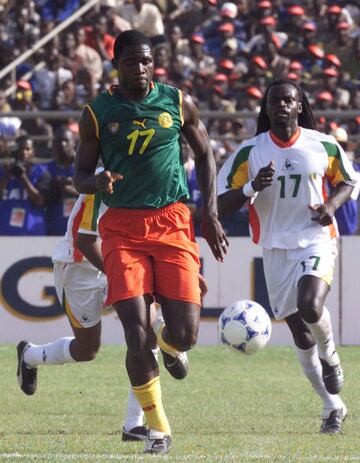 La selecci¨®n de f¨²tbol de Camer¨²n se present¨® a la Copa ?frica de 2002 con una camiseta sin mangas. Puma, fabricante de la prenda, explic¨® que favorec¨ªa a la movilidad de los jugadores y era m¨¢s c¨®moda para soportar las altas temperaturas que hab¨ªa en Mali. La equipaci¨®n no le fue mal a Camer¨²n que se alz¨® con el campeonato ante Senegal en los penaltis.
La FIFA prohibi¨® a los cameruneses vestir su camiseta en el Mundial de Corea y Jap¨®n y tampoco permitieron que llevaran la prenda que combinaba camiseta y pantal¨®n en la Copa ?frica de 2004.
El entonces presidente de la FIFA Joseph Blatter asegur¨® sobre la camiseta: "Esto ya pas¨® en la ¨²ltima Copa de ?frica en Mali?, donde la marca le dio unas camisetas sin mangas, mientras que las normas de la Internacional Board dicen que una el¨¢stica debe incluirlas. Si Camer¨²n juega con esta equipaci¨®n, estar¨¢ en contra de la normativa vigente. El reglamento estipula que las equipaciones deben tener colores contrastados y este no es el caso cuando son s¨®lo de una pieza".