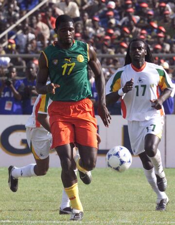 La selección de fútbol de Camerún se presentó a la Copa África de 2002 con una camiseta sin mangas. Puma, fabricante de la prenda, explicó que favorecía a la movilidad de los jugadores y era más cómoda para soportar las altas temperaturas que había en Mali. La equipación no le fue mal a Camerún que se alzó con el campeonato ante Senegal en los penaltis.
La FIFA prohibió a los cameruneses vestir su camiseta en el Mundial de Corea y Japón y tampoco permitieron que llevaran la prenda que combinaba camiseta y pantalón en la Copa África de 2004.
El entonces presidente de la FIFA Joseph Blatter aseguró sobre la camiseta: "Esto ya pasó en la última Copa de África en Mali­, donde la marca le dio unas camisetas sin mangas, mientras que las normas de la Internacional Board dicen que una elástica debe incluirlas. Si Camerún juega con esta equipación, estará en contra de la normativa vigente. El reglamento estipula que las equipaciones deben tener colores contrastados y este no es el caso cuando son sólo de una pieza".
