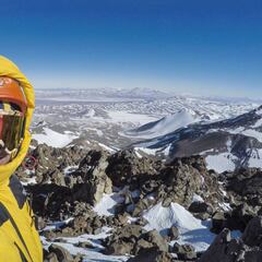 Chileno logra inédita ascensión al cuarto volcán más alto del mundo