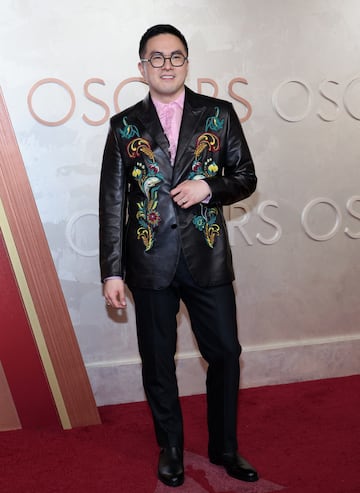 Bowen Yang posa en la alfombra roja del Dolby Theatre.