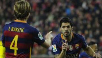 Rakitic y Su&aacute;rez celebran el 1-3.