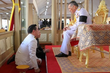 El rey de Tailandia Maha Vajiralongkornpresidiendo el funeral por Vichai Srivaddhanaprabha. En la imagen junto al hijo de Vichai Srivaddhanaprabha, Aiyawatt.