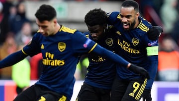 Arsenal's English striker Bukayo Saka (C) celebrates with Arsenal's French striker Alexandre Lacazette (R) after scoring a goal during the UEFA Europa League Group F football match between R. Standard de Liege and Arsenal FC at the Maurice Dufra