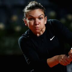 Halep crushes García to reach last four in Rome