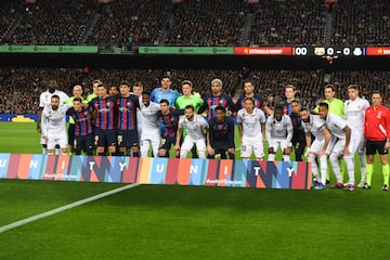 Foto de famila contra el racismo. Los conjuntos del Barcelona y Real Madrid posan juntos momentos antes de comenzar el partido.