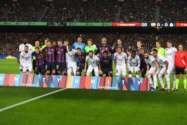 Foto de famila contra el racismo. Los conjuntos del Barcelona y Real Madrid posan juntos momentos antes de comenzar el partido.