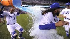 Johnny Cueto recibiendo el ba&ntilde;o de Gatorado por su enorme actuaci&oacute;n ante los Tigers.