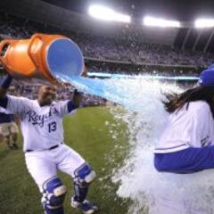 Johnny Cueto se gana el corazón de la afición de los Royals