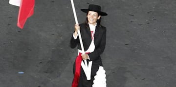La primera chilena en competir olímpicamente en la disciplina de tiro con arco en Sidney 2000 fue la elegida para ser la abanderada nacional en los Juegos Olímpicos de Londres 2012 tras una votación popular que se realizó para la ocasión.