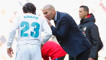 MADRID, SPAIN - DECEMBER 23:  Zinedine Zidane, Manager of Real Madrid gives instructions to Mateo Kovacic of Real Madrid during the La Liga match between Real Madrid and Barcelona at Estadio Santiago Bernabeu on December 23, 2017 in Madrid, Spain.  (Photo by Gonzalo Arroyo Moreno/Getty Images)