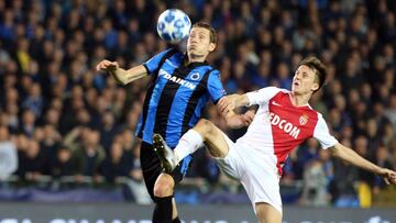 Vanaken (izquierda), intenta controlar ante Golovin durante el Brujas-Mónaco.