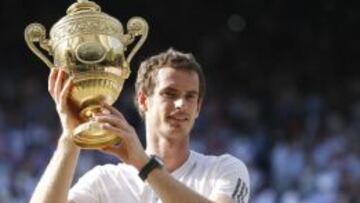 Andy Murray levanta el trofeo de campe&oacute;n.