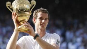 Andy Murray levanta el trofeo de campe&oacute;n.